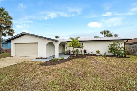 House in Merrit Island, Florida 3 bedrooms, 170.29 sq.m. № 1832813 - photo 1
