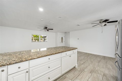House in Merrit Island, Florida 3 bedrooms, 170.29 sq.m. № 1832813 - photo 9
