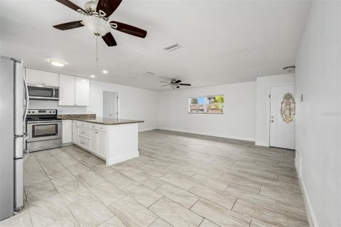 House in Merrit Island, Florida 3 bedrooms, 170.29 sq.m. № 1832813 - photo 5