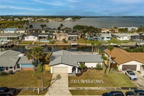 House in Merrit Island, Florida 3 bedrooms, 170.29 sq.m. № 1832813 - photo 2