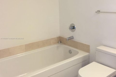 Condo in Miami, Florida, 1 bedroom № 1964363 - photo 12