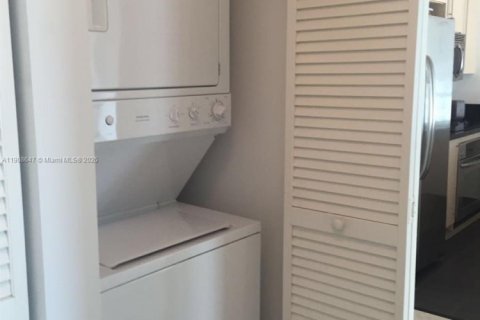 Condo in Miami, Florida, 1 bedroom № 1964363 - photo 9