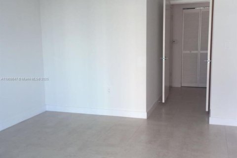 Condo in Miami, Florida, 1 bedroom № 1964363 - photo 10