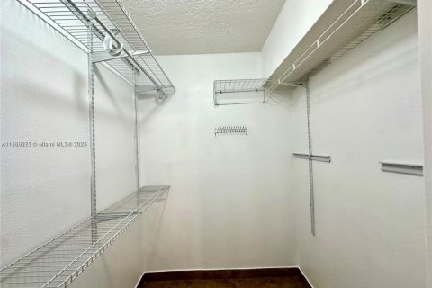 Снять в аренду кондоминиум в Пемброк-Пайнс, Флорида 3 спальни, 123.56м2, № 1943492 - фото 27