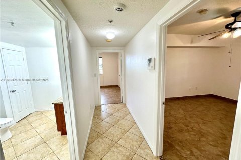 Снять в аренду кондоминиум в Пемброк-Пайнс, Флорида 3 спальни, 123.56м2, № 1943492 - фото 24
