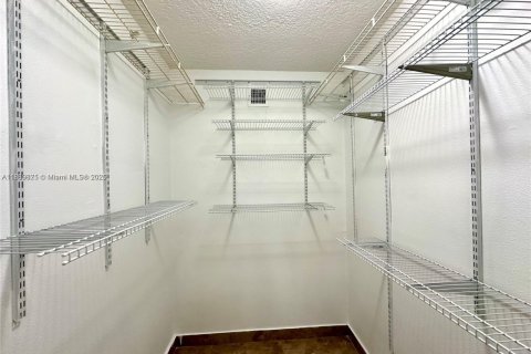 Снять в аренду кондоминиум в Пемброк-Пайнс, Флорида 3 спальни, 123.56м2, № 1943492 - фото 20