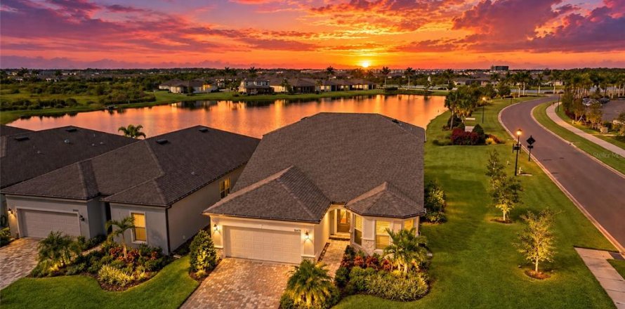 House in Parrish, Florida 3 bedrooms, 271.18 sq.m. № 2393389