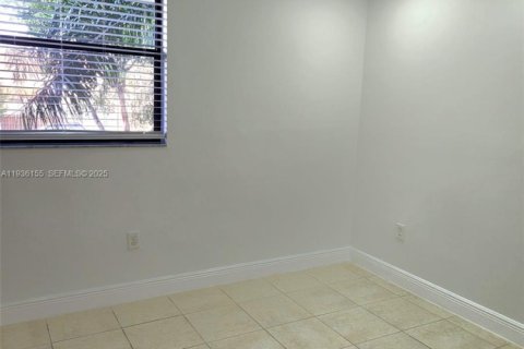 Condo in Miami, Florida, 2 bedrooms  № 1994353 - photo 10