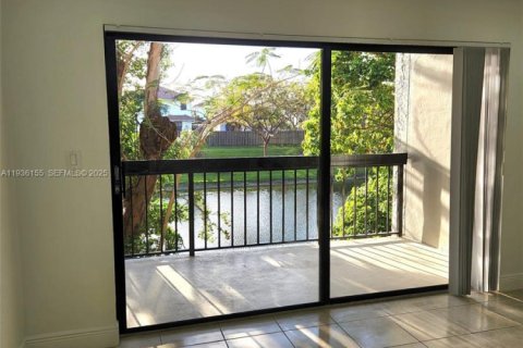 Condo in Miami, Florida, 2 bedrooms  № 1994353 - photo 7