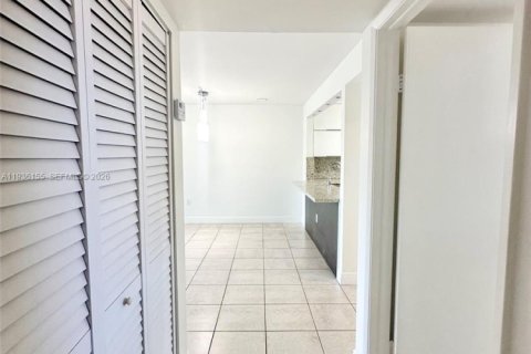 Condo in Miami, Florida, 2 bedrooms  № 1994353 - photo 17