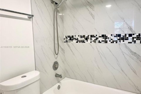 Condo in Miami, Florida, 2 bedrooms  № 1994353 - photo 22