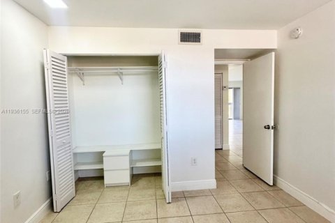 Condo in Miami, Florida, 2 bedrooms  № 1994353 - photo 19