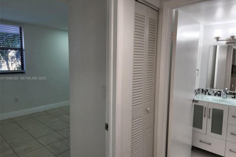 Condo in Miami, Florida, 2 bedrooms  № 1994353 - photo 11