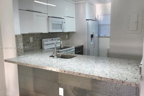 Condo in Miami, Florida, 2 bedrooms  № 1994353 - photo 3