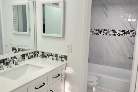 Condo in Miami, Florida, 2 bedrooms  № 1994353 - photo 12