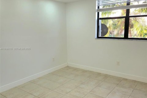 Condo in Miami, Florida, 2 bedrooms  № 1994353 - photo 14