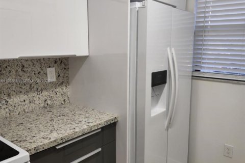 Condo in Miami, Florida, 2 bedrooms  № 1994353 - photo 2