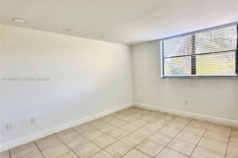 Condo in Miami, Florida, 2 bedrooms  № 1994353 - photo 29