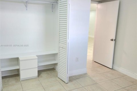 Condo in Miami, Florida, 2 bedrooms  № 1994353 - photo 9