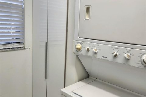 Condo in Miami, Florida, 2 bedrooms  № 1994353 - photo 6