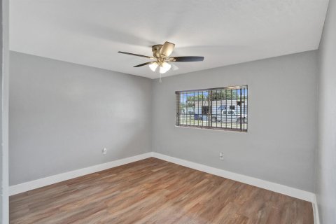 House in Miami, Florida 3 bedrooms, 184.69 sq.m. № 2260378 - photo 15