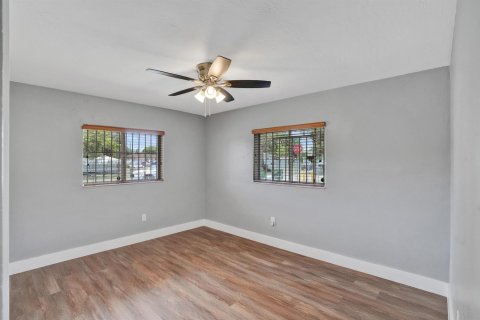 House in Miami, Florida 3 bedrooms, 184.69 sq.m. № 2260378 - photo 21