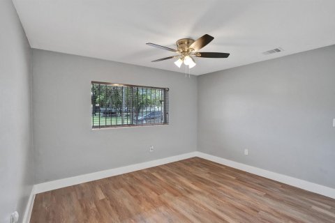 House in Miami, Florida 3 bedrooms, 184.69 sq.m. № 2260378 - photo 24