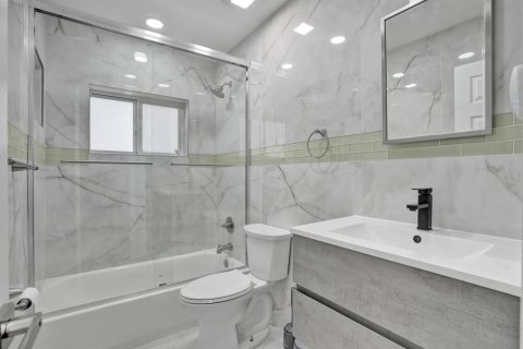 House in Miami, Florida 3 bedrooms, 184.69 sq.m. № 2260378 - photo 25