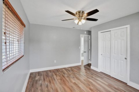 House in Miami, Florida 3 bedrooms, 184.69 sq.m. № 2260378 - photo 18