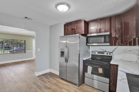 House in Miami, Florida 3 bedrooms, 184.69 sq.m. № 2260378 - photo 9