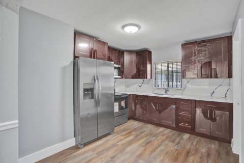 House in Miami, Florida 3 bedrooms, 184.69 sq.m. № 2260378 - photo 12