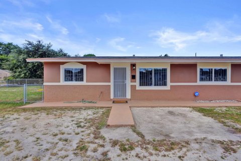 House in Miami, Florida 3 bedrooms, 184.69 sq.m. № 2260378