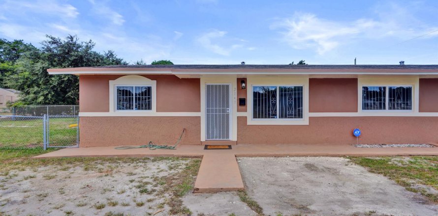 House in Miami, Florida 3 bedrooms, 184.69 sq.m. № 2260378