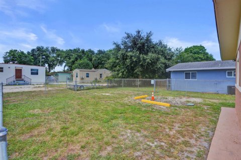 House in Miami, Florida 3 bedrooms, 184.69 sq.m. № 2260378 - photo 30
