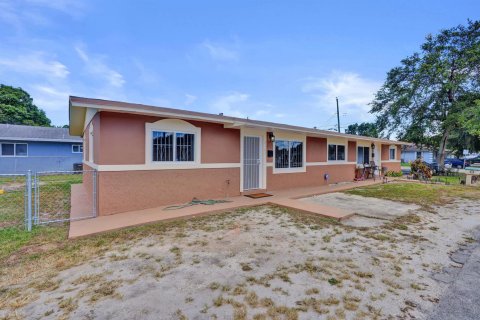 House in Miami, Florida 3 bedrooms, 184.69 sq.m. № 2260378 - photo 2