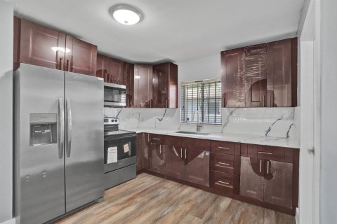 House in Miami, Florida 3 bedrooms, 184.69 sq.m. № 2260378 - photo 8