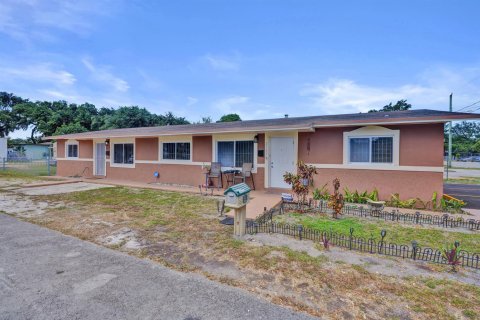House in Miami, Florida 3 bedrooms, 184.69 sq.m. № 2260378 - photo 3