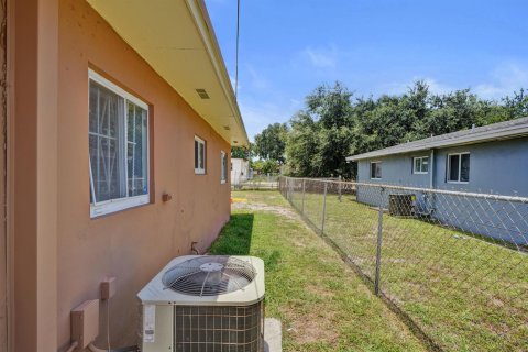 House in Miami, Florida 3 bedrooms, 184.69 sq.m. № 2260378 - photo 28