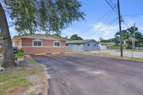 House in Miami, Florida 3 bedrooms, 184.69 sq.m. № 2260378 - photo 4
