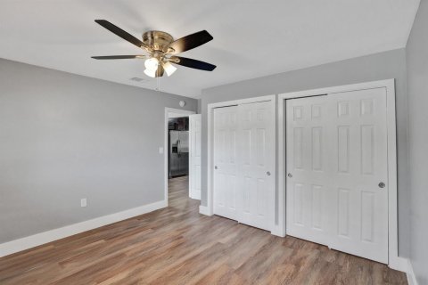 House in Miami, Florida 3 bedrooms, 184.69 sq.m. № 2260378 - photo 16