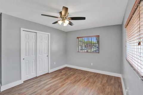 House in Miami, Florida 3 bedrooms, 184.69 sq.m. № 2260378 - photo 20