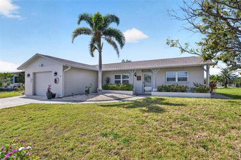 House in Englewood, Florida 2 bedrooms, 117.8 sq.m. № 2117689