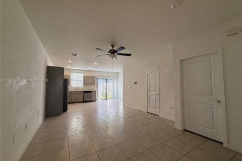 Townhouse in Florida City, Florida 3 bedrooms, 128.21 sq.m. № 2035275 - photo 3