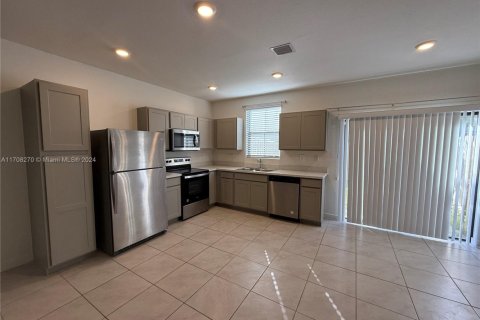 Townhouse in Florida City, Florida 3 bedrooms, 128.21 sq.m. № 2035275 - photo 4