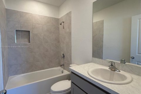 Townhouse in Florida City, Florida 3 bedrooms, 128.21 sq.m. № 2035275 - photo 7