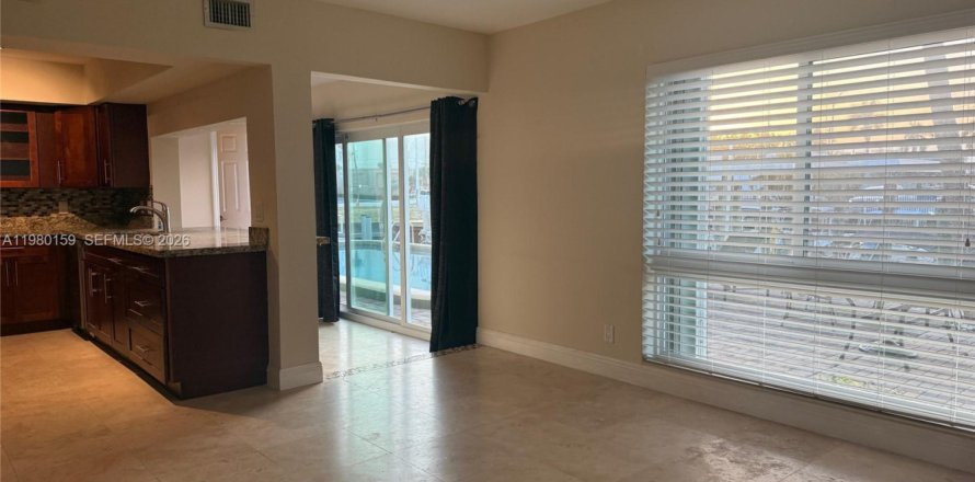 Condo à Pompano Beach, Floride, 2 chambres  № 2046375