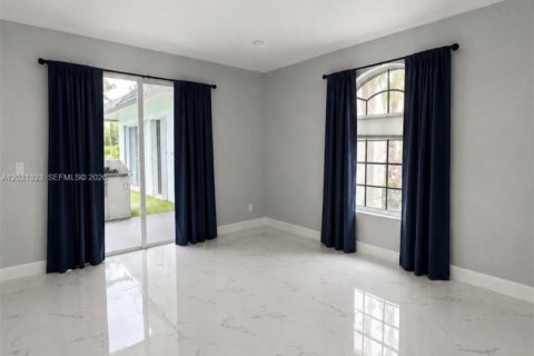 Снять в аренду виллу или дом в Уэстон, Флорида 7 спален, 367.15м2, № 2086122 - фото 12