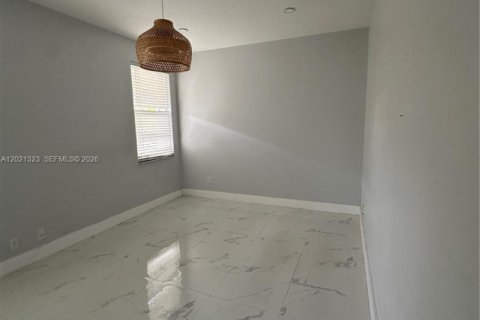 Снять в аренду виллу или дом в Уэстон, Флорида 7 спален, 367.15м2, № 2086122 - фото 13