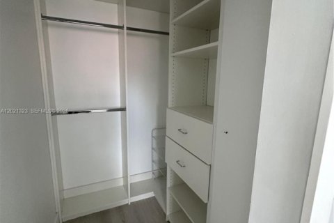 Снять в аренду виллу или дом в Уэстон, Флорида 7 спален, 367.15м2, № 2086122 - фото 18