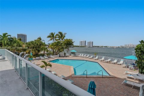 Copropriété à vendre à North Miami Beach, Floride: 2 chambres, 106.37 m2 № 2046464 - photo 25